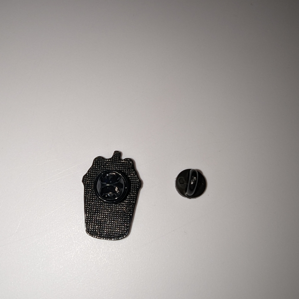 Cartoon bear pin - Picture 4 of 9